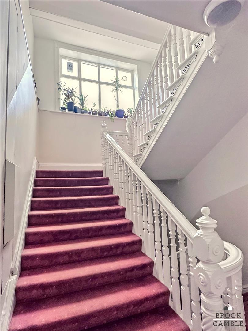 2 Bedroom Flat. Silverdale Road in Eastbourne,  16